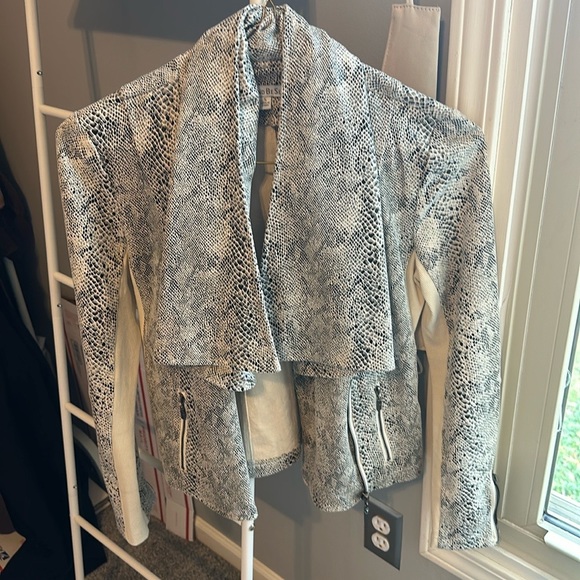 Trendy jacket, so many details! - Picture 10 of 11